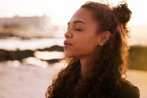 Excesso de trabalho compromete libido, mas mudanças podem melhorar a vida sexual, diz terapeuta