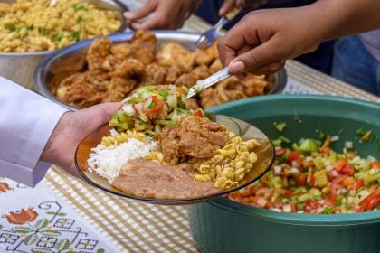 Brasileiro cozinha mais em casa para driblar inflação de alimentos, diz pesquisa