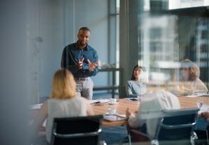 Liderança híbrida se consolida como modelo para enfrentar a complexidade do século XXI