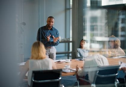 Liderança híbrida se consolida como modelo para enfrentar a complexidade do século XXI