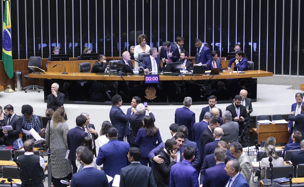 Câmara aprova projeto de refinanciamento de dívidas dos estados com a União