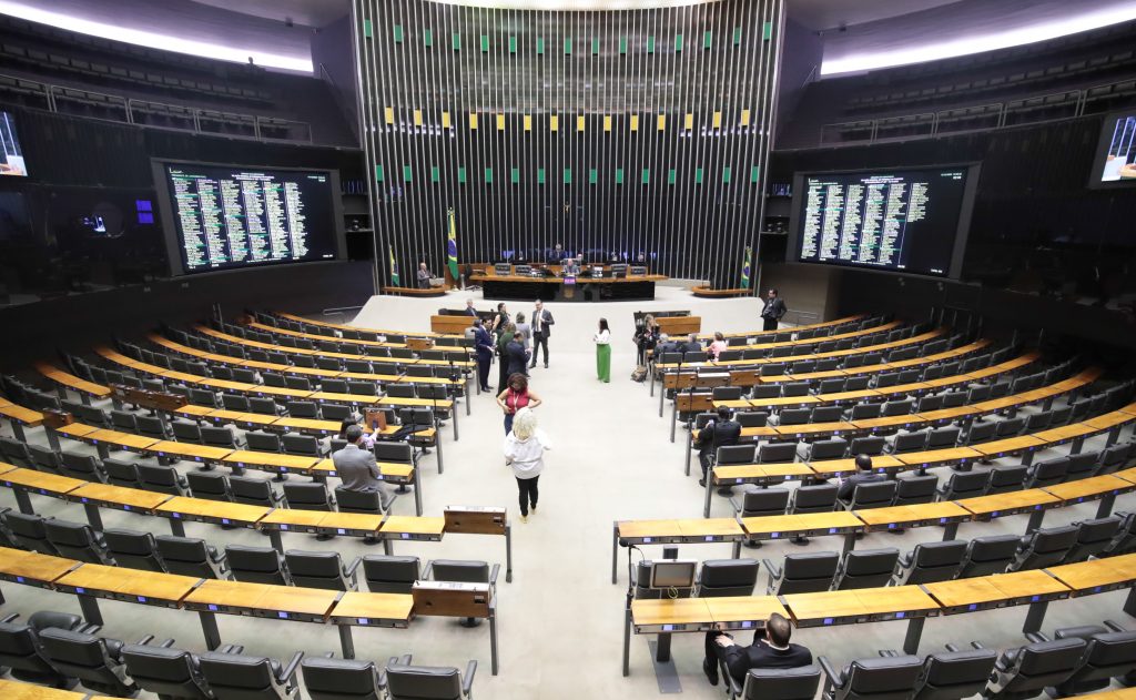 Apenas 3 deputados do PT votaram contra a PEC do corte de gastos; saiba quem são