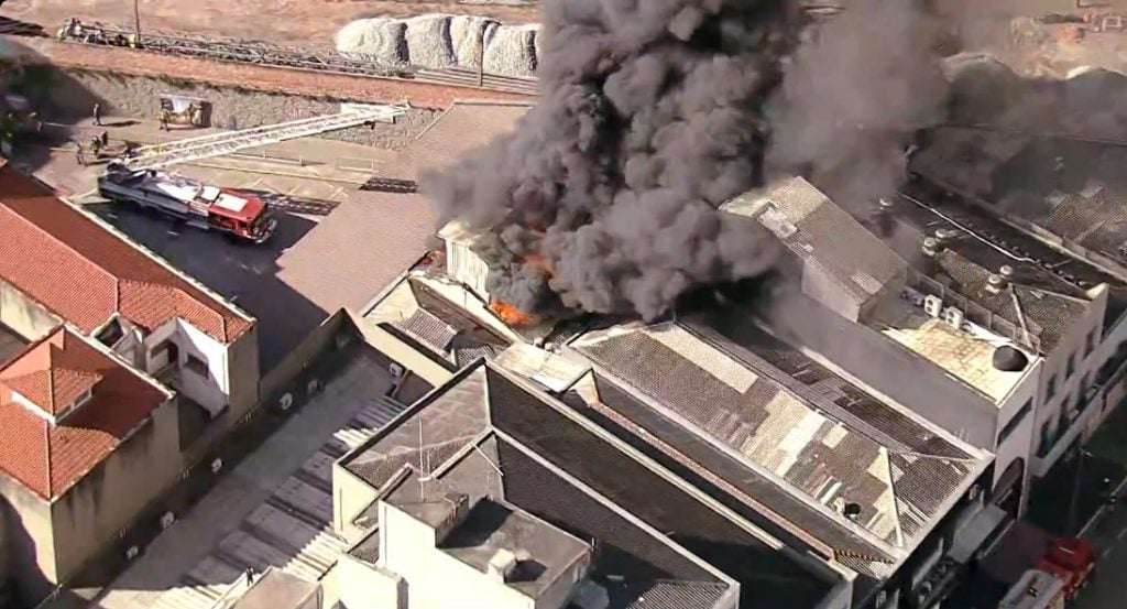 Incêndio atinge prédio comercial no Bom Retiro, centro de São Paulo