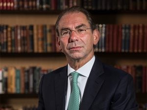 Quem é José Luis de Oliveira Lima, o novo advogado de Braga Netto