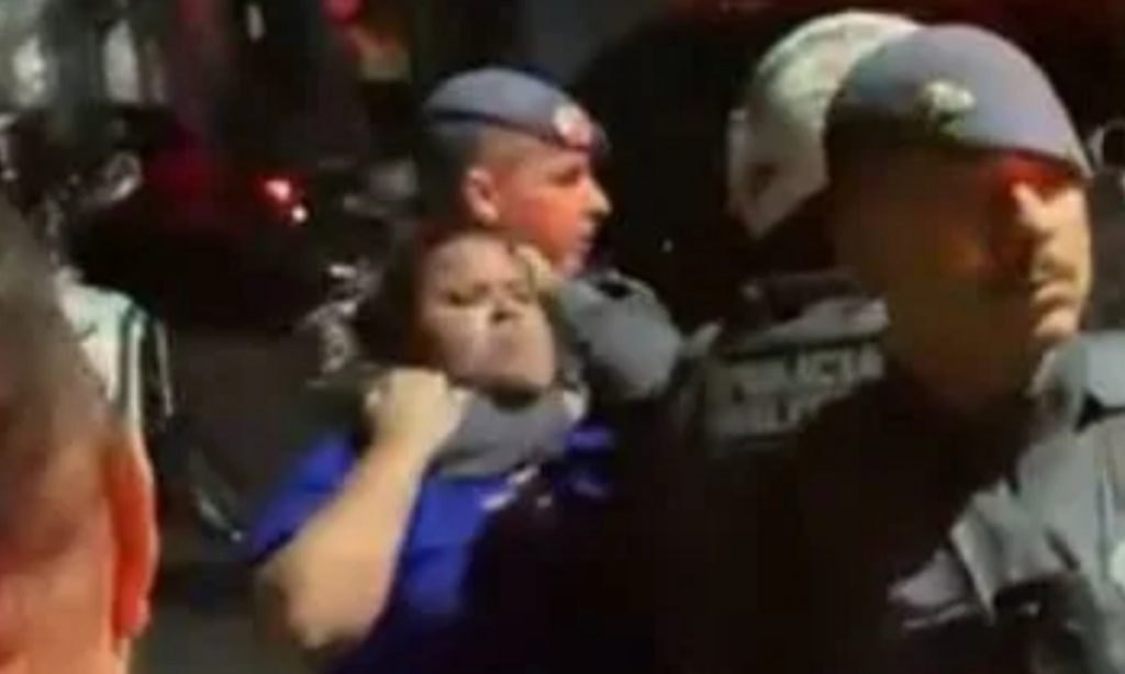 PMs agridem mulher com mata-leão e chutes durante abordagem em São Paulo