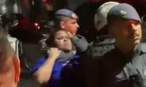 PMs agridem mulher com mata-leão e chutes durante abordagem em São Paulo