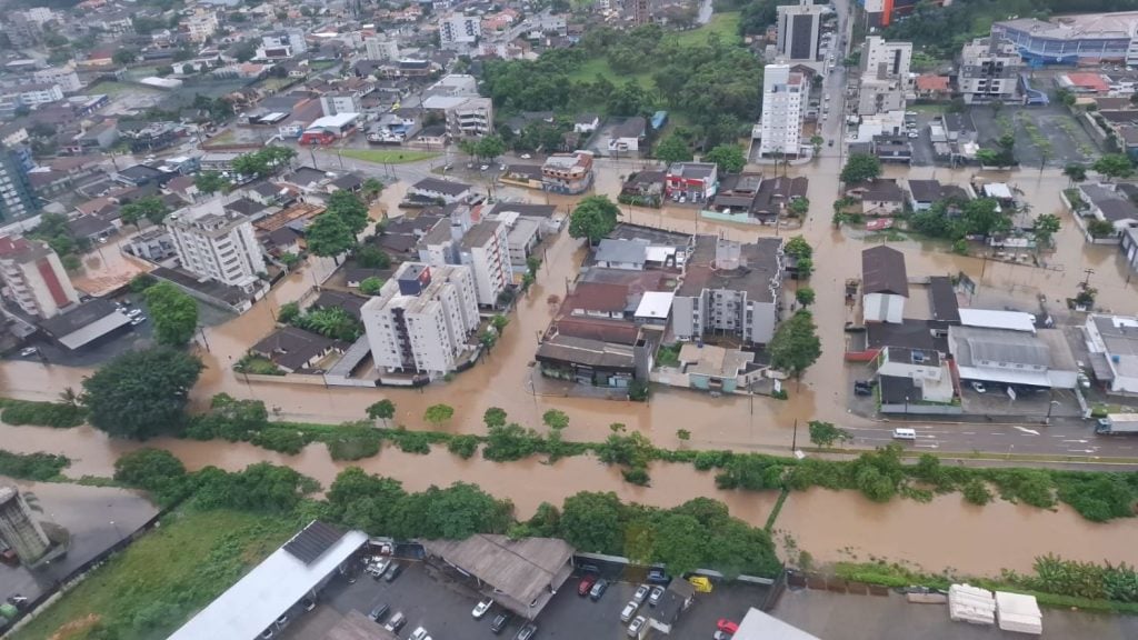 Chuvas em Santa Catarina causam alagamentos e inundações em diversas cidades