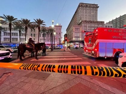 Motorista atropela multidão nos Estados Unidos e deixa 10 mortos e 35 feridos