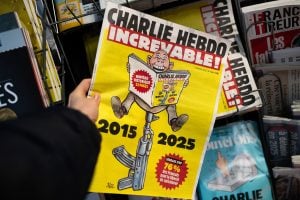 Charlie Hebdo publica edição especial 10 anos após ataque que teve 12 mortes