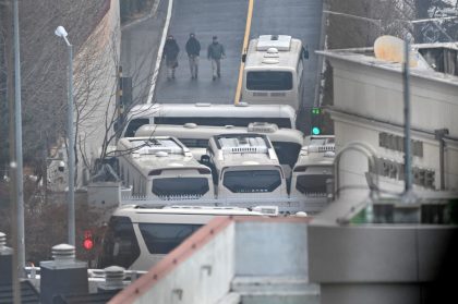 Presidente sul-coreano suspenso resiste à prisão em sua ‘fortaleza’ em Seul