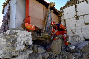 Socorristas buscam sobreviventes após terremoto que deixou 126 mortos no Tibete chinês