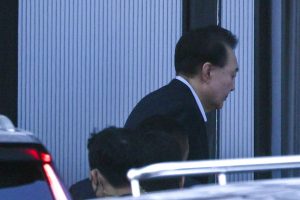Presidente sul-coreano afastado se recusa novamente a depor após prisão