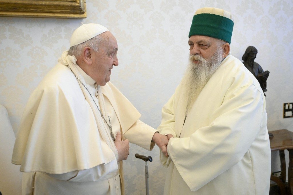 Papa cai e sofre contusão no braço, mas não fratura