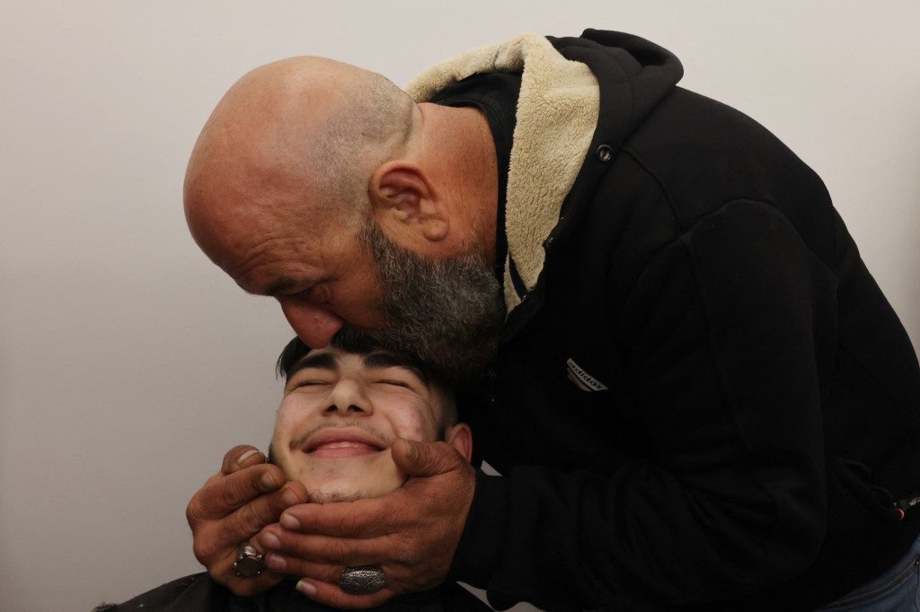 Israel anuncia a soltura de 90 presos palestinos após início de trégua