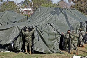 Militares mexicanos constroem abrigos para receber migrantes deportados pelos EUA