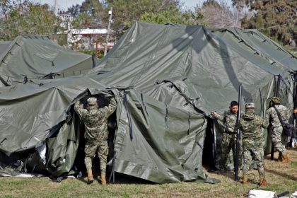 Militares mexicanos constroem abrigos para receber migrantes deportados pelos EUA