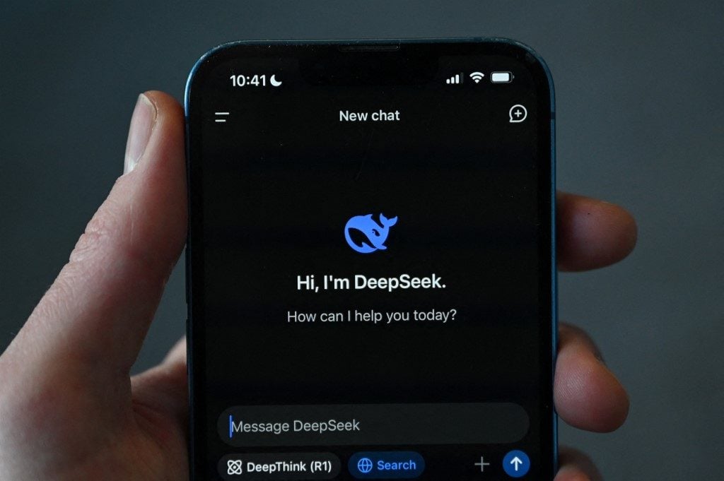 DeepSeek e o ‘pequeno livro vermelho’: dois raios em céu azul?