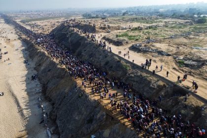 Milhares de palestinos começam a retornar ao norte de Gaza após acordo entre Israel e Hamas