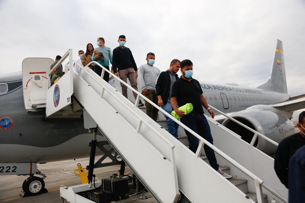 Colombianos deportados pelos EUA chegam a Bogotá após crise com Trump