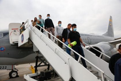 Colombianos deportados pelos EUA chegam a Bogotá após crise com Trump