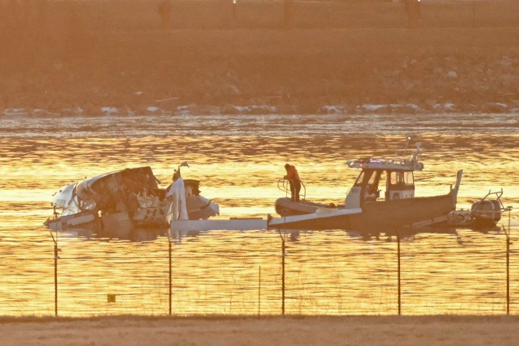 Avião com 64 pessoas e helicóptero caem no rio Potomac após colisão nos EUA