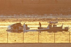 Avião com 64 pessoas e helicóptero caem no rio Potomac após colisão nos EUA