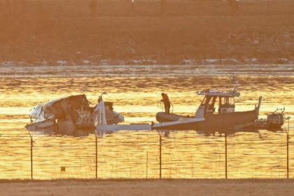 Avião com 64 pessoas e helicóptero caem no rio Potomac após colisão nos EUA