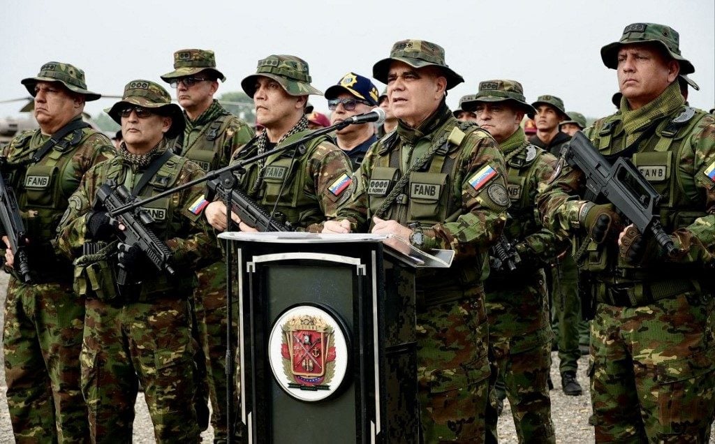 Venezuela lança operação militar na fronteira com a Colômbia