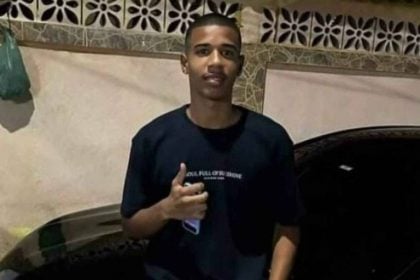 Morre jovem baleado na cabeça por supostamente ter pisado no pé de traficante no RJ