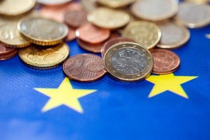 Inflação na zona do euro recua para 2,2% em março