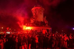 Opositores fazem ato para celebrar a morte de Jean-Marie Le Pen; ministro repudia