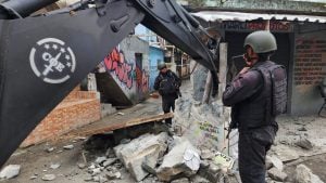 PM faz nova operação em comunidades do Rio; policial morre e vias são fechadas