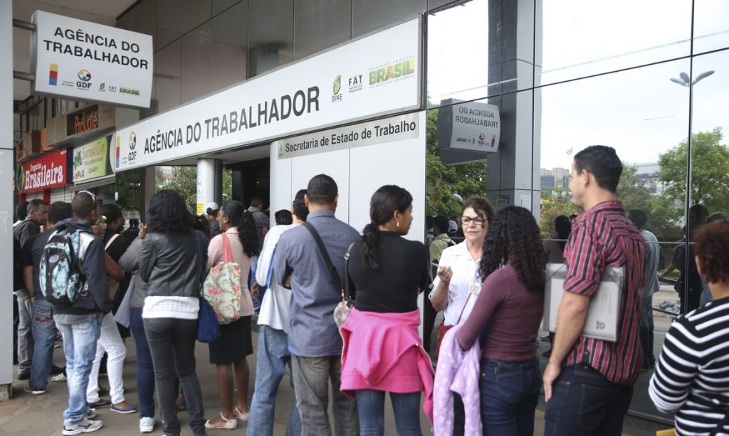 Teto do seguro-desemprego sobe para R$ 2.424,11