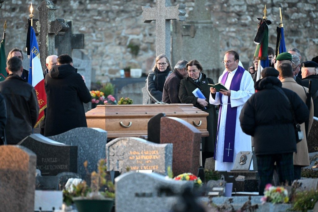 Forte esquema de segurança marca o enterro de Le Pen após opositores celebrarem sua morte