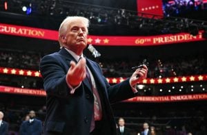 Justiça suspende ordem de Trump contra cidadania por nascimento nos EUA