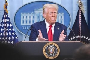 Trump culpa políticas de diversidade por acidente aéreo; caixas-pretas são encontradas