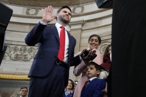 De crítico a trumpista de carteirinha: Quem é J.D. Vance, o novo vice-presidente dos EUA