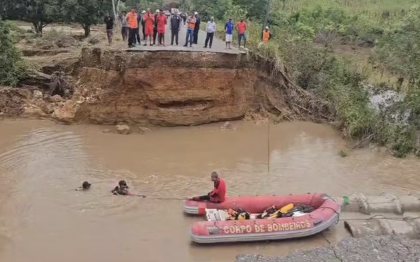 Trecho de rodovia desaba e deixa três mortos em Sergipe