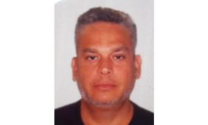Delegado é preso no DF após atirar contra esposa, empregada e uma enfermeira