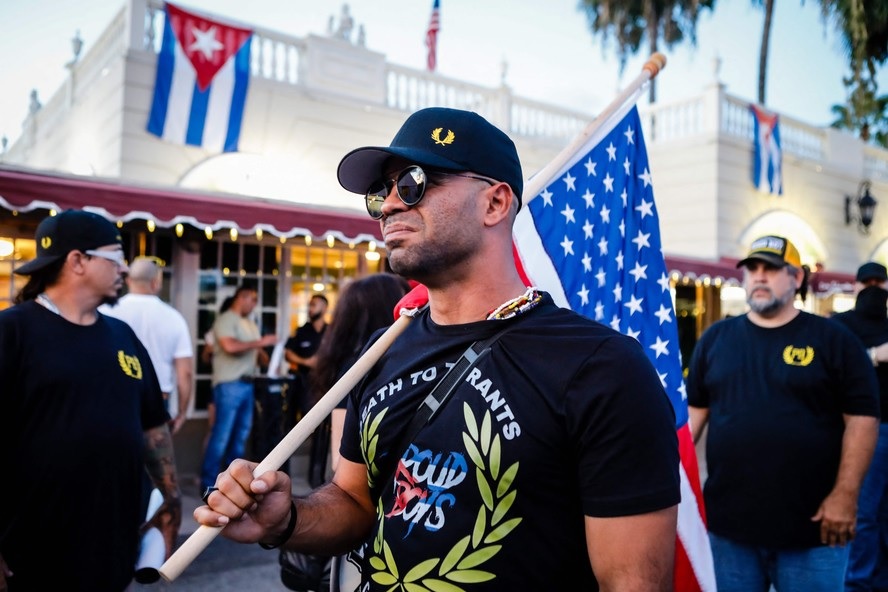 Quem é o extremista que comandou o ataque ao Capitólio e recebeu perdão de Trump