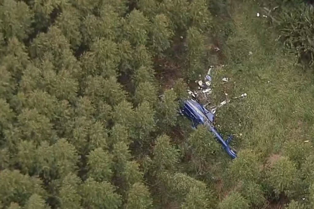 Helicóptero com quatro pessoas cai na Grande São Paulo; duas pessoas morreram