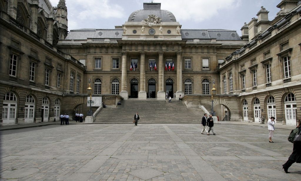 Mulher é condenada à prisão perpétua na França por matar a própria filha de fome