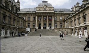 Mulher é condenada à prisão perpétua na França por matar a própria filha de fome