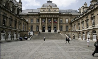 Mulher é condenada à prisão perpétua na França por matar a própria filha de fome
