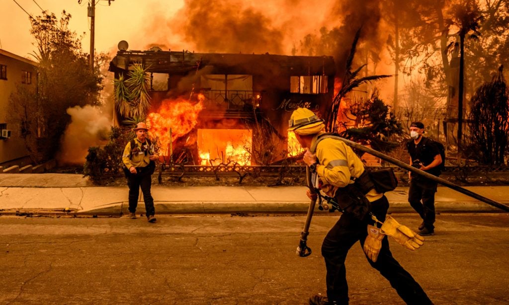Incêndios devastadores seguem fora de controle nos arredores de Los Angeles