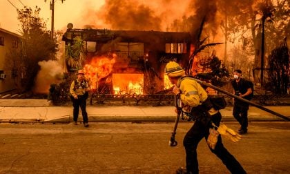 Incêndios devastadores seguem fora de controle nos arredores de Los Angeles