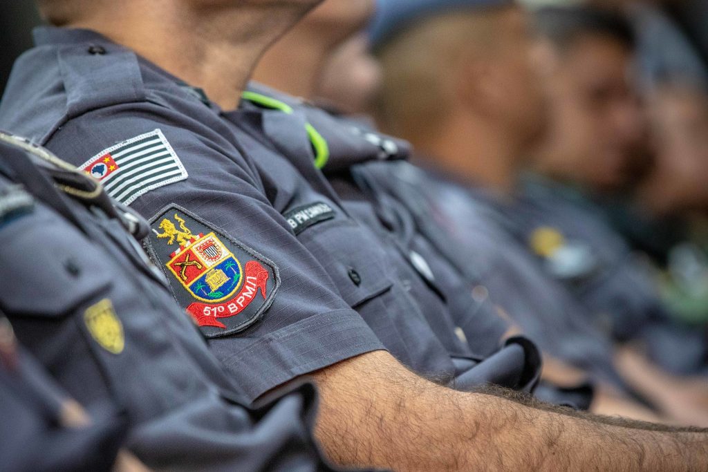 Adolescente de 15 anos esfaqueia colega após briga por assento em escola de SP