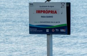 SC muda placas em praias e oculta indicação de 'própria' ou 'imprópria' para banho