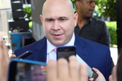 Prefeito bolsonarista quer proibir a entrega de marmitas a pessoas em situação de rua em Cuiabá