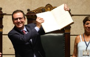 Paes assume 4º mandato no Rio e propõe Força Municipal de Segurança armada